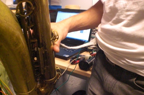 Timbuktu saxophone player Sven Andersson testing knitted stretch sensor from KHiO and AHO